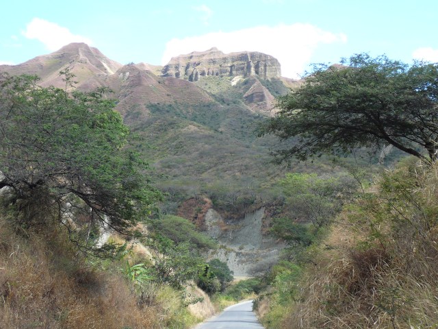 Which border crossing should I take between Ecuador and Peru