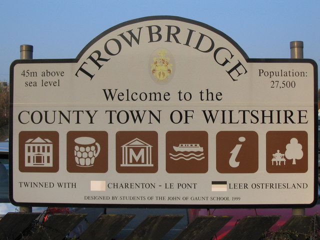 Aren't there road signs that show populations of towns in the UK?