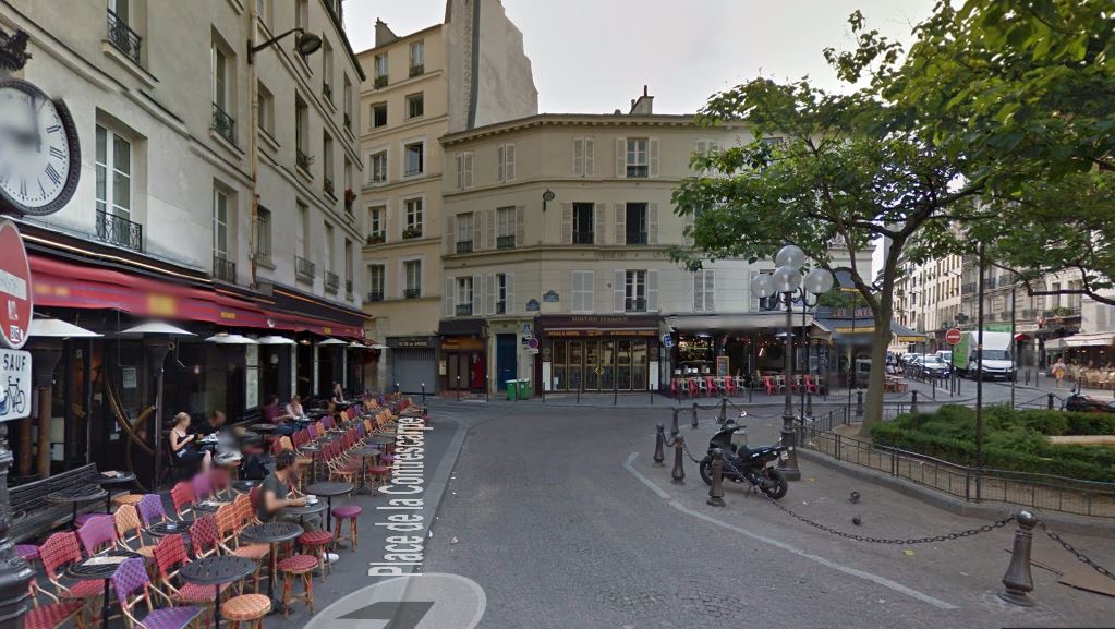 A cosy café in central Paris that is open late at night?