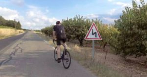 Rob Holden, who lives in Surrey Teddington in England, set a new record by completing the Tour de France bike competition with a no-seat bicycle