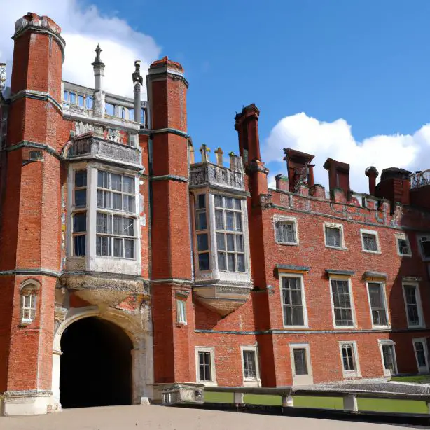 Hampton Court Palace, London : Interesting Facts, Information &#038; Travel Guide
